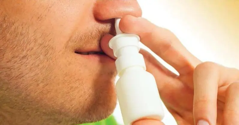 Traveler using saline nasal spray to manage chronic sinusitis symptoms while traveling